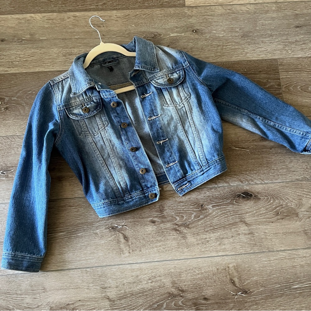 Francesca’s Collection- Quinn Cropped Denim Jean Jacket Size Small Like New